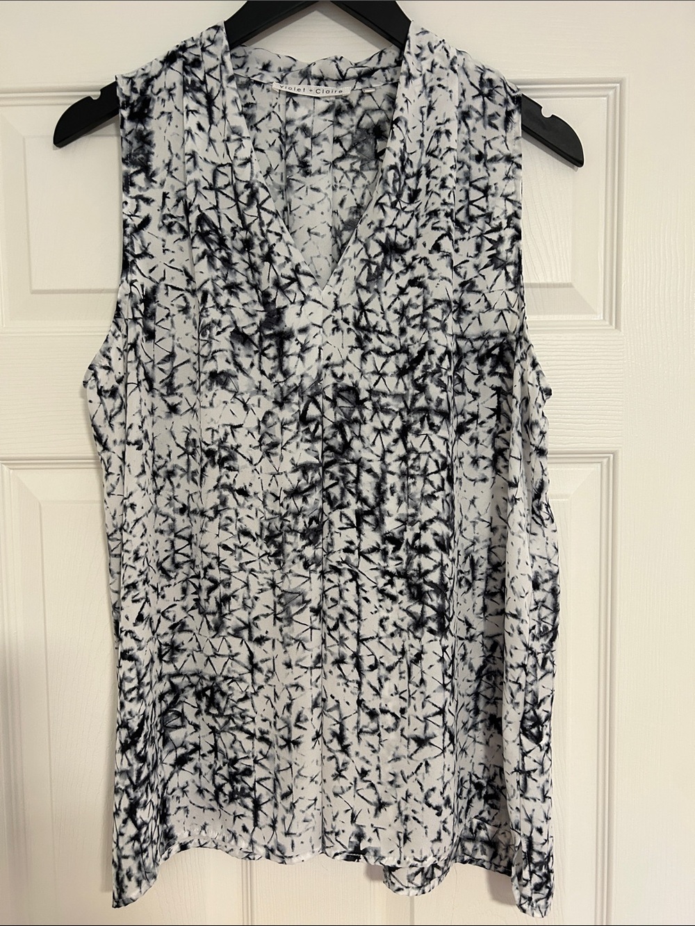 Violet & Claire Black and White Abstract Print V-Neck Sleeveless Camisole L